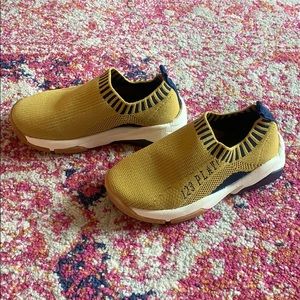 Zara baby slip on sneakers// size 23// GUC